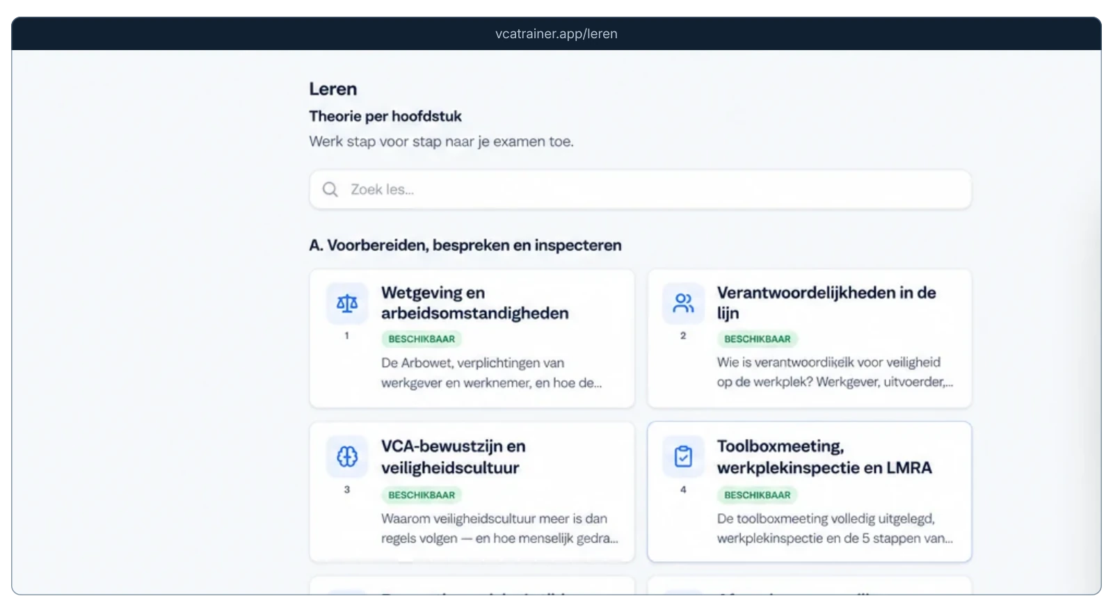 Detail van de VCA Trainer-leeromgeving met lesonderdelen, in een frontaal browserkader.